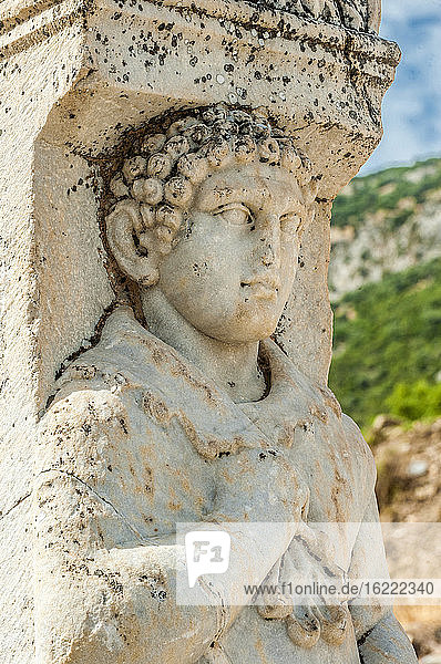 Türkei  Provinz Izmir  antike griechische Stadt Ephesus (römischer Hafen  Rolle bei der Ausbreitung des Christentums mit den Konzilien von 431 und 449)  Basreliefs am Herkulestor (UNESCO-Welterbe)