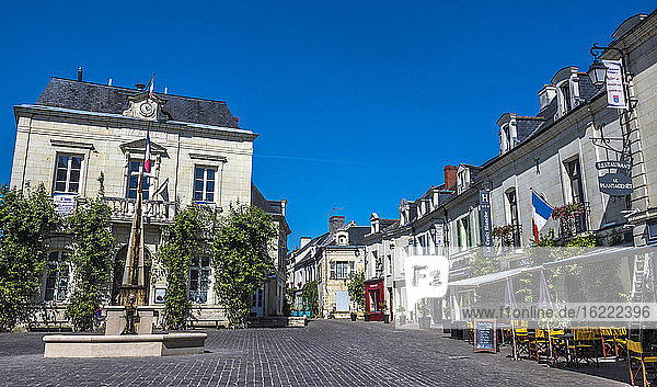 Frankreich  Loiretal  Pays de la Loire  Maine-et-Loire  Fontevraud-l'Abbaye  das Rathaus  das Hotel 'la Croix Blanche' und das Restaurant 'Le Plantagenet' (UNESCO-Welterbe)