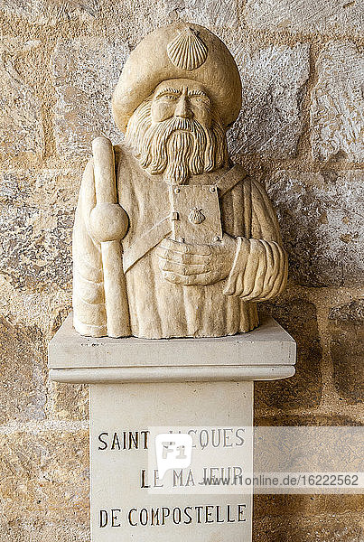Frankreich  Charente Maritime  Pons  Steinstatue des Heiligen Jakobus des Großen von Compostela  Hopital Neuf (12. Jh.) (Relais und Hospiz für die Pelgrims von Compostela)