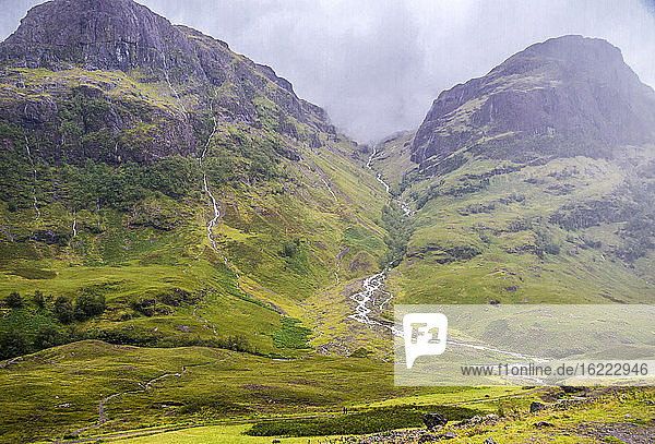 Europa  Großbritannien  Schottland  Highlands und Lochaber Geopark  Glen Coe Tal  Ort der Nachbildung von Hagrids Hütte (Harry Potter Filme) und der Dreharbeiten zum Film Skyfall (James Bond)