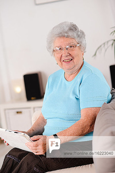 isoliertes Porträt einer fröhlichen und dynamischen älteren Frau zu Hause