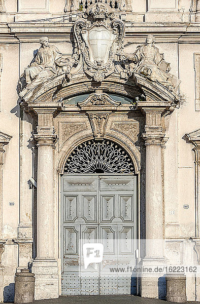 Europa  Italien  Rom  Stadtteil Quirinal  Tür und Wappen von Papst Corsini am Palast der Consulta (18. Jahrhundert von Fernando Fuga)  in dem der Verfassungsrat untergebracht ist