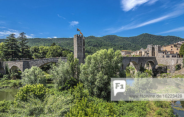 Spain  Catalonia  province of Girona  Besalu  fortified medieval bridge over the Fluvia river (11th century)
