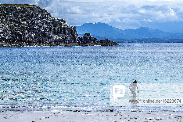 Europa  Großbritannien  Schottland  Hebriden  südöstlich der Isle of Skye  junger Tourist beim Schwimmen am Point of Sleat