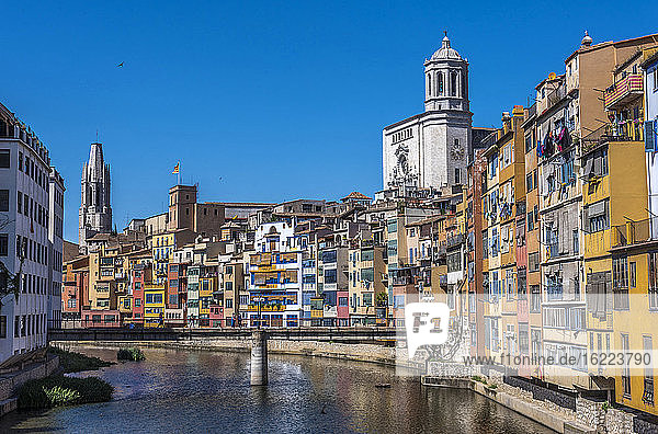 Spanien Katalonien  Girona  Fluss Onyar  bunte Fassaden der Altstadt und Glockentürme der Kathedrale von Girona und der Kirche St. Felix