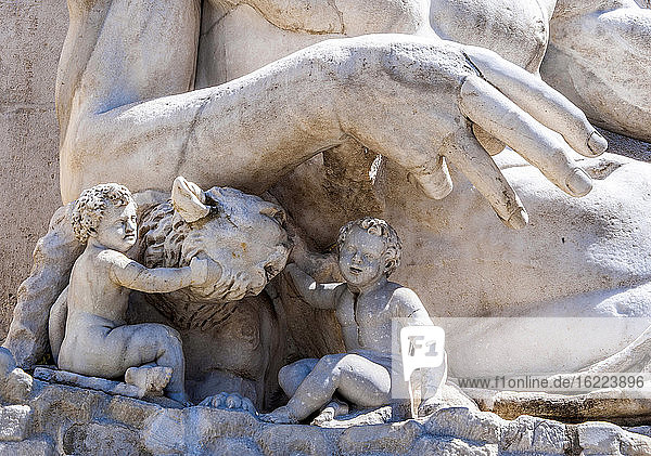 Italien  Rom  Kapitol  Piazza del Campidoglio  Statuendetail am Fuße des Senatorio Palazzo