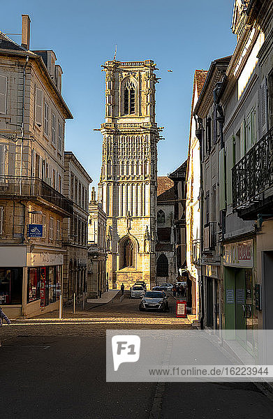 Europa  Frankreich  Bourgogne Franche Comte  Nievre  Clamecy  Turm der Kirche St. Martin
