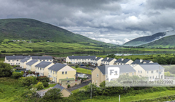 Republik Irland  Grafschaft Kerry  Halbinsel Iveragh  Ring of Kerry  Häuser am Rande der Stadt Cahersiveen