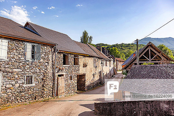 Steinhaus im Dorf Audressein im Departement Ariege  in den Pyrenäen  in der Region Okzitanien  in Frankreich