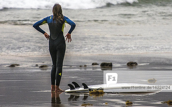 Spanien  Kanarische Inseln  Insel Lanzarote  junger Surfer am Strand