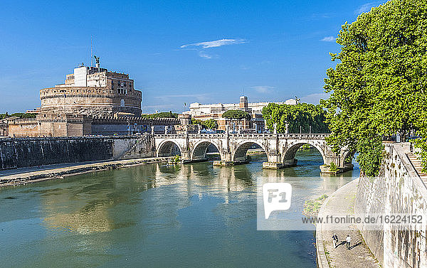 Italien  Rom  Sant'Angelo-Brücke über den Tiber (von Bernini) und die Festung Castel Sant'Angelo (ursprünglich Mausoleum von Kaiser Hadrian im Jahr 139)