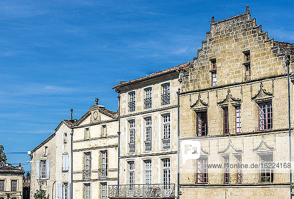 Frankreich  Gironde  Haute-Lande girondine  Bazas  Häuser mit Arkaden (16. Jahrhundert) Place de la Cathedrale