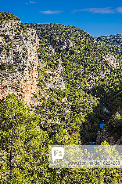 Spanien  Autonome Gemeinschaft Kastilien-La Mancha  Provinz Cuenca  Nationalpark Serrania de Cuenca  Schlucht des Flusses Jucar vom Ventano del Diablo aus gesehen
