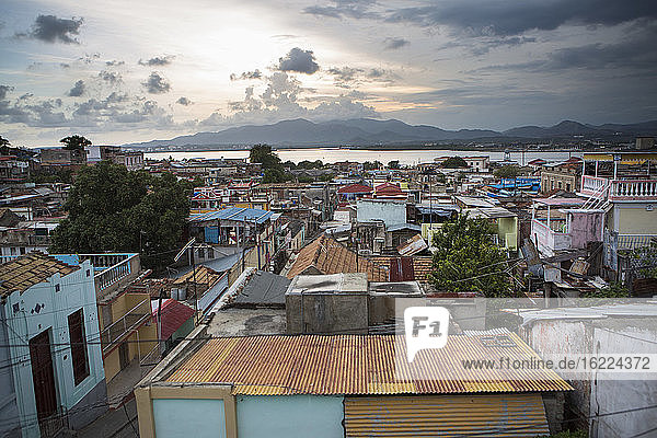 Überblick über die Stadt Santiago de Cuba bei Sonnenuntergang  Kuba