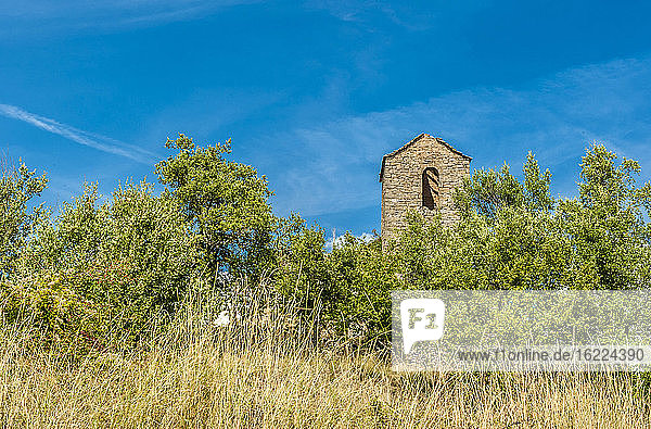 Spanien  Autonome Gemeinschaft Aragonien  Naturpark Sierra y CaÃ±ones de Guara  Hochebene der Mascun-Schlucht  verlassenes Dorf Otin  Glockenturm der Kirche in Ruinen