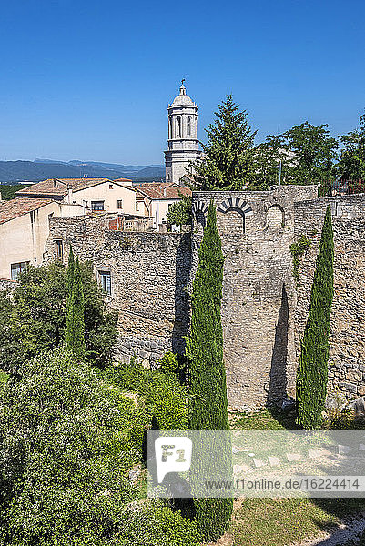 Spanien  Katalonien  Girona  Stadtmauern und Glockenturm der Kathedrale von Girona
