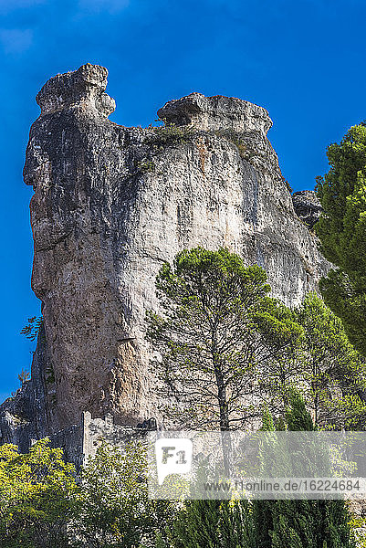 Spanien  Autonome Gemeinschaft Kastilien-La Mancha  Provinz Cuenca  Mauern der Festungsanlage und Berge in Cuenca