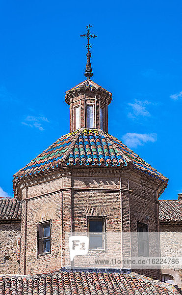 Spanien  Autonome Gemeinschaft Aragonien  Provinz Teruel  Dorf Albarracin (Schönstes Dorf Spaniens)  Glockenturm mit lackierten und farbigen Fliesen verziert