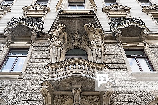 Barocke Fassade mit Balkonen und Atlanten  Steinsdorfstr. München  Oberbayern  Bayern  Deutschland  Europa