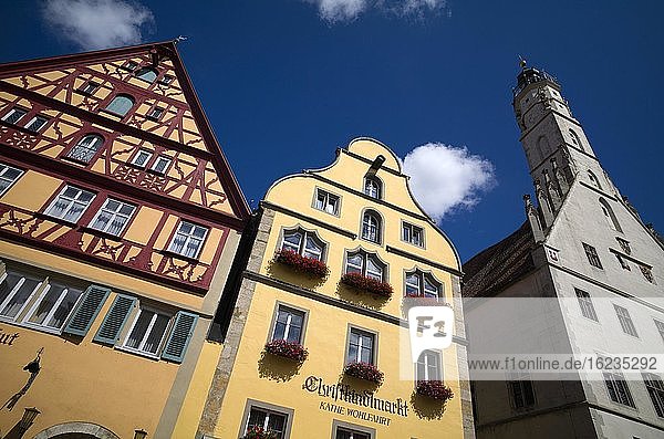 Giebelhäuser  Stadthäuser  Rathaus mit Rathausturm  Herrngasse  Rothenburg ob der Tauber  Franken  Bayern  Deutschland  Europa