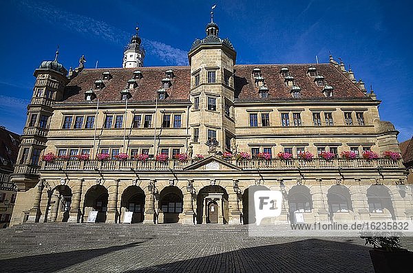 Renaissance-Fassade des Rathauses mit barockem Arkadenvorbau  dahinter der gotische Teil mit 60 Meter hohem Turm  Rothenburg ob der Tauber  Franken  Bayern  Deutschland  Europa