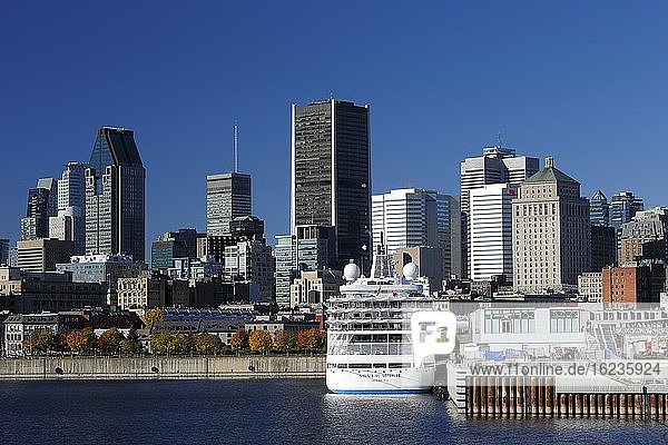 Kreuzfahrtschiff im Alten Hafen vor Skyline mit Wolkenkratzern, Montreal, Provinz Quebec, Kanada, Nordamerika