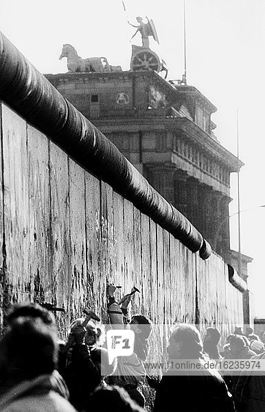 Tourists called wall woodpeckers at the Berlin Maür and Brandenburg Gate  shortly after the fall of the wall  1990  Berlin  Germany  Europe