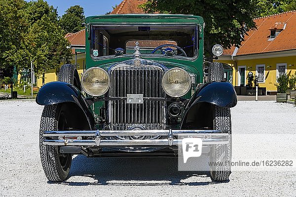 Oldtimer Steyr XXX Limousine 1931  6 Zylinder  2078 ccm  40 PS  3 Gang  95-100 kmh  Ansicht frontal vor Gebäude  Österreich  Europa