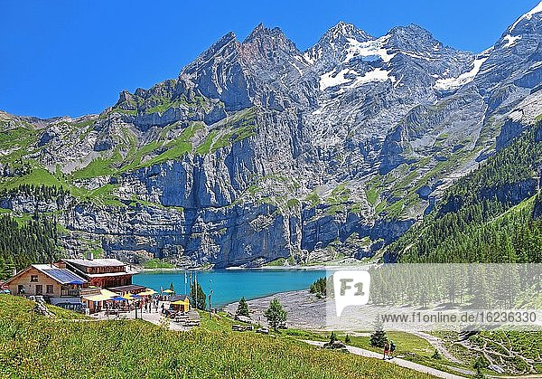 Oeschinensee mit Berggasthof und Blüemlisalp, Kandersteg, Kandertal, Berner Oberland, Kanton Bern, UNESCO-Weltnaturerbe, Schweiz, Europa