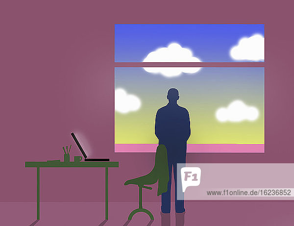 Geschäftsmann schaut aus dem Bürofenster in den Himmel