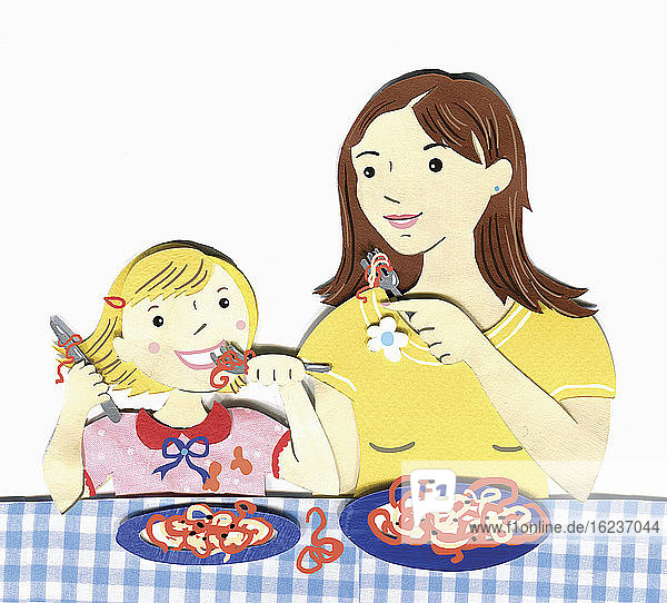 Mutter und Tochter essen zusammen Spaghetti