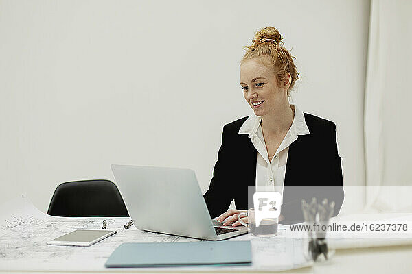 Geschäftsfrau im Büro mit Laptop