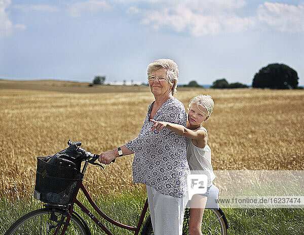 Großmutter radelt mit Enkelin