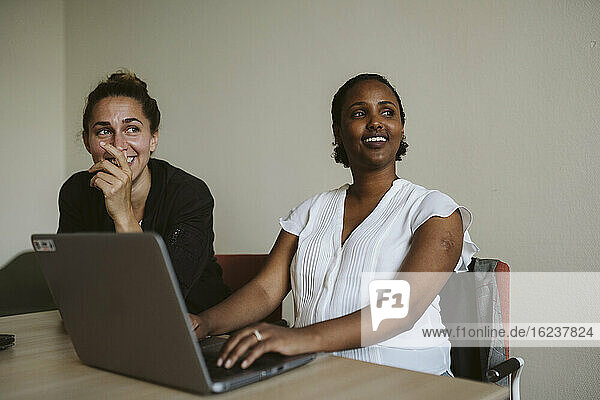 Lächelnde Frauen mit Laptop