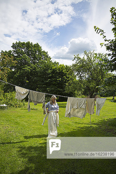 Frau hängt Wäsche auf