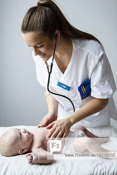 Arzt untersucht das Baby