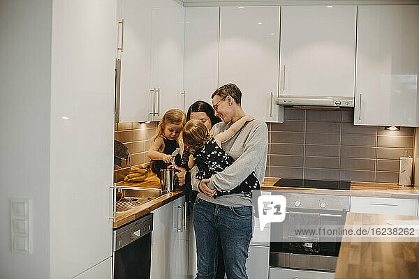 Frau mit zwei Töchtern in der Küche