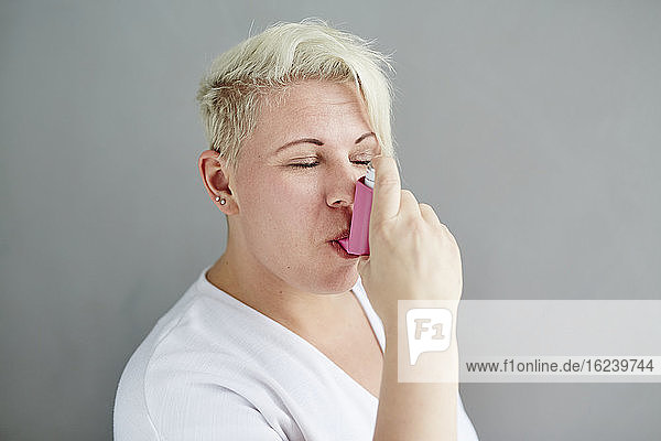 Frau mit Asthma-Inhalator