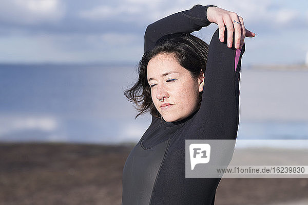Weibliche Surferin beim Stretching