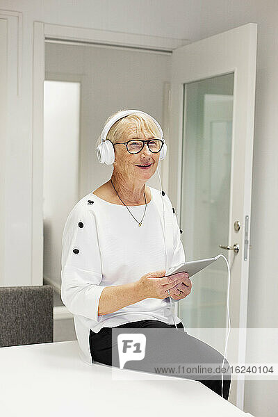 Ältere Frau hört Musik