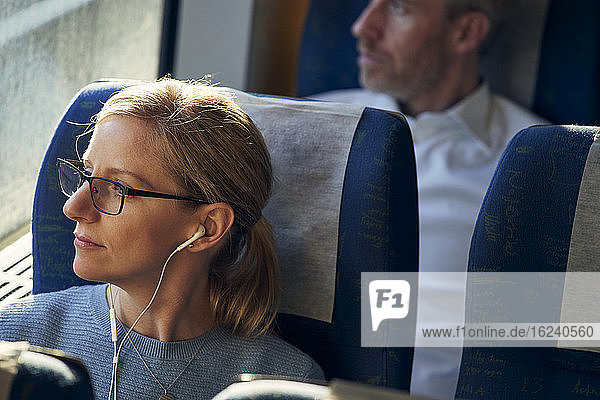 Frau schaut durch das Zugfenster
