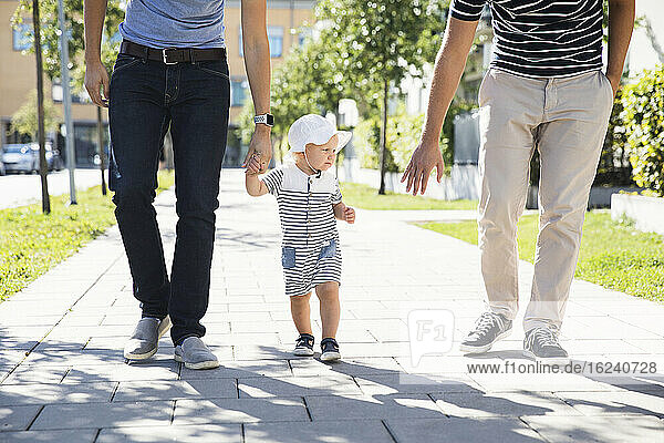 Kleinkind mit Vätern unterwegs