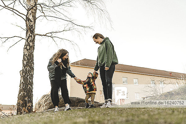Frauen mit Tochter beim Spaziergang