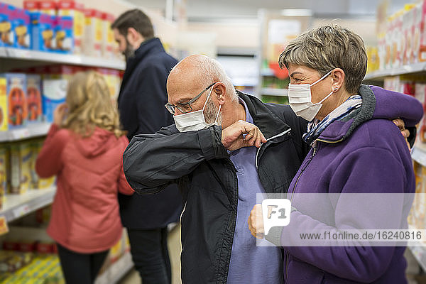Pärchen mit Schutzmaske im Supermarkt