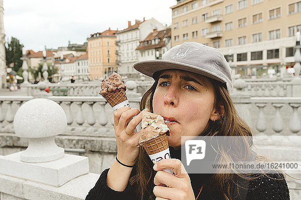 Frau isst Eiscreme