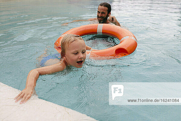 Junge mit Vater im Schwimmbad