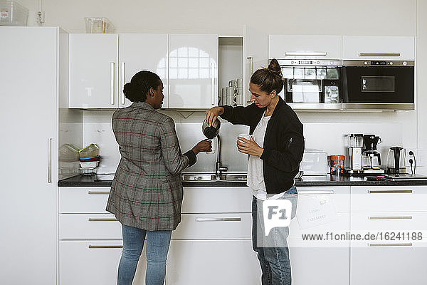 Frauen beim Kaffee in der Küche