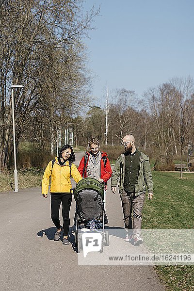Familie beim Spaziergang