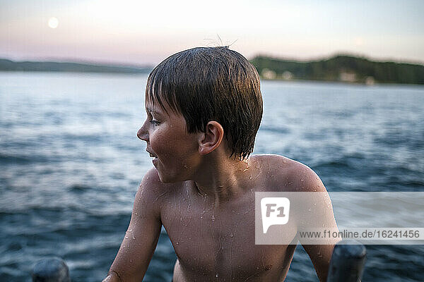 Junge auf See