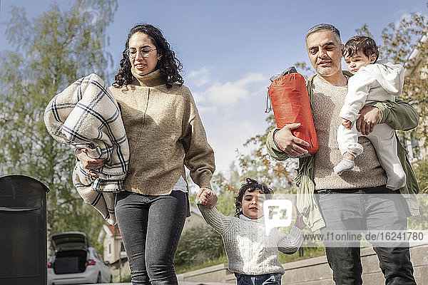 Eltern  die mit ihren Kindern spazieren gehen